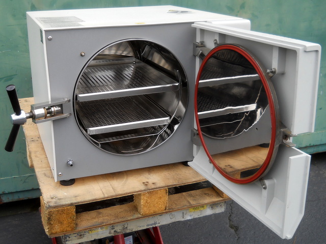 3850E Autoclave / Steam Sterilizer 230 Volt
